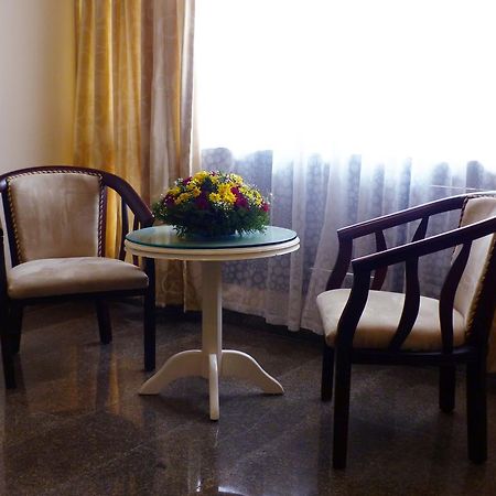 Hotel Highway Garden Kochi Bagian luar foto