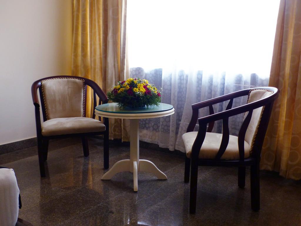 Hotel Highway Garden Kochi Bagian luar foto