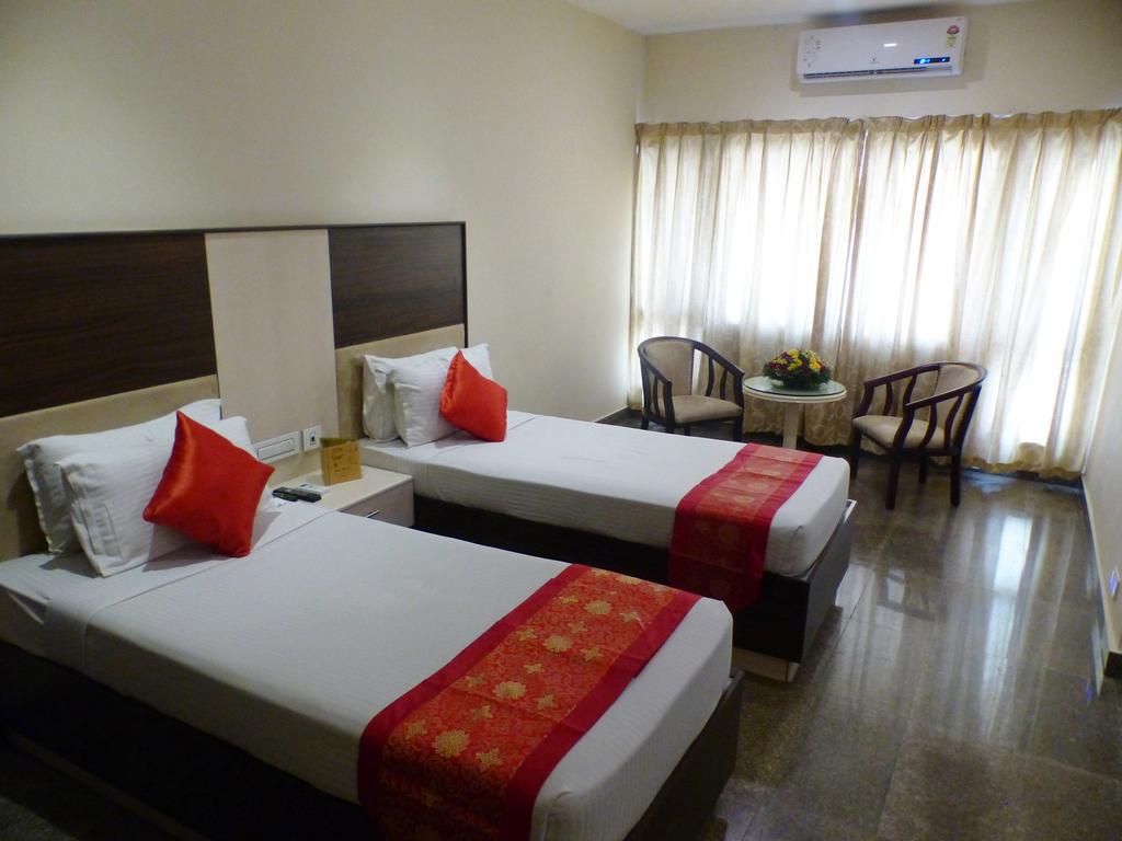 Hotel Highway Garden Kochi Bagian luar foto